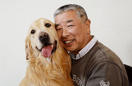 写真：多和田さんとレトリバー